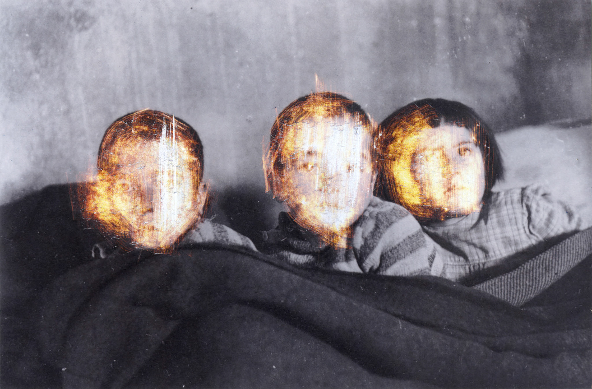 Bambini, 2015, fotografia graffiata, 15 × 23 cm. Basata su una fotografia dell’archivio di Elsa Lüthi‑Ruth