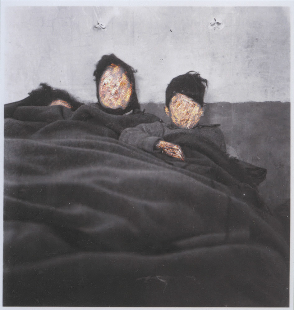 Famiglia, 2015, fotografia graffiata, 12 × 12 cm. Basata su una fotografia dell’archivio di Elsa Lüthi‑Ruth.