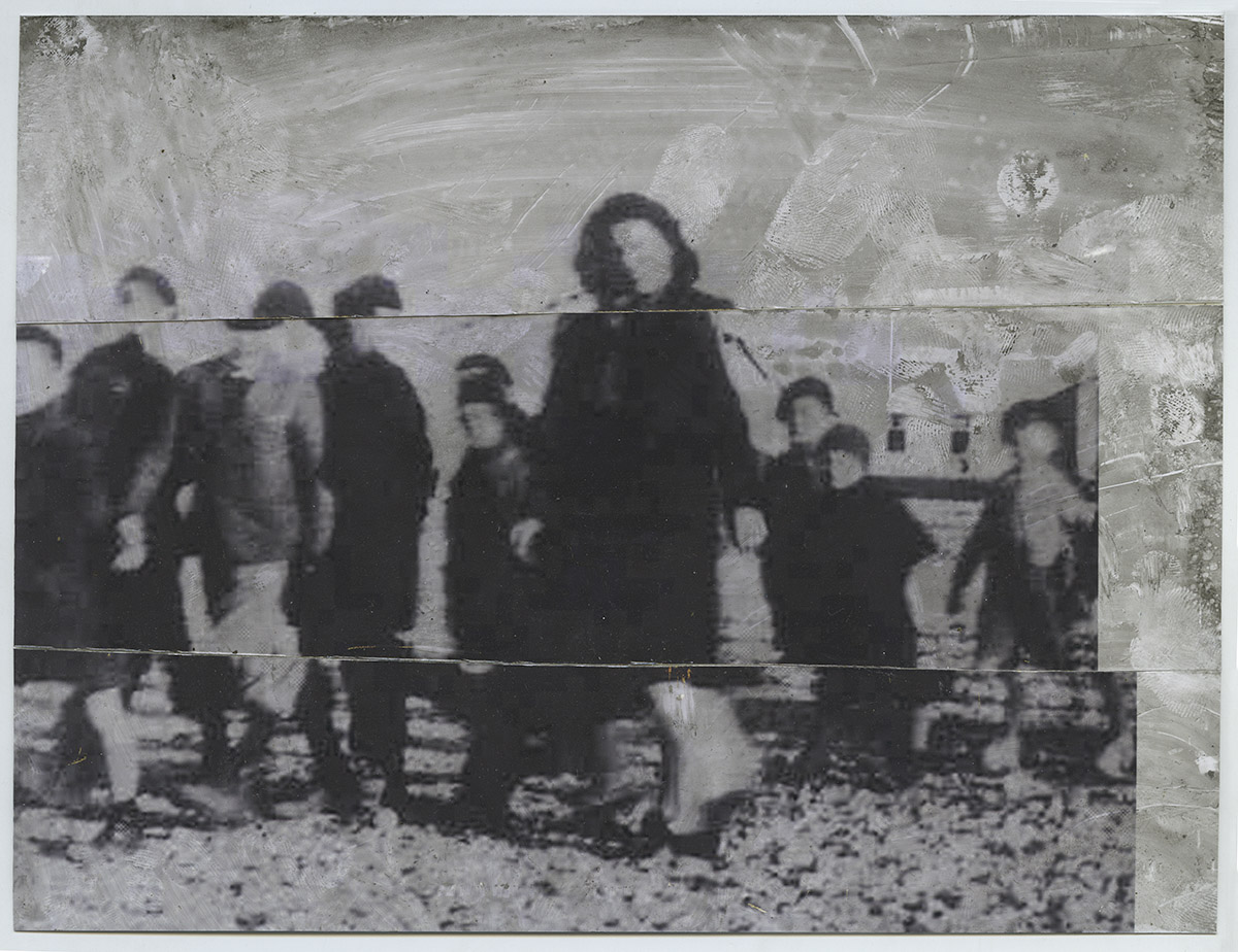 Fotografia intervenuta|Bambini con maestra, 2015, fotografia dipinta, 10 × 15 cm. Fotografia tratta dall’eccellente libro Le camp de Rivesaltes 1941/1942. Du centre d’hébergement au ‘Drançy de la zone libre’, Editions Mare Nostrum, 2001.