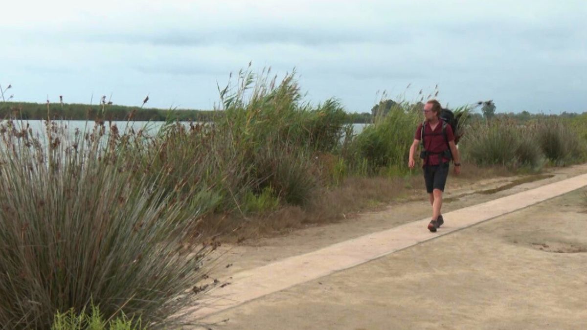 Canal 21 Ebre video still: Marco Noris walking along the Ebro