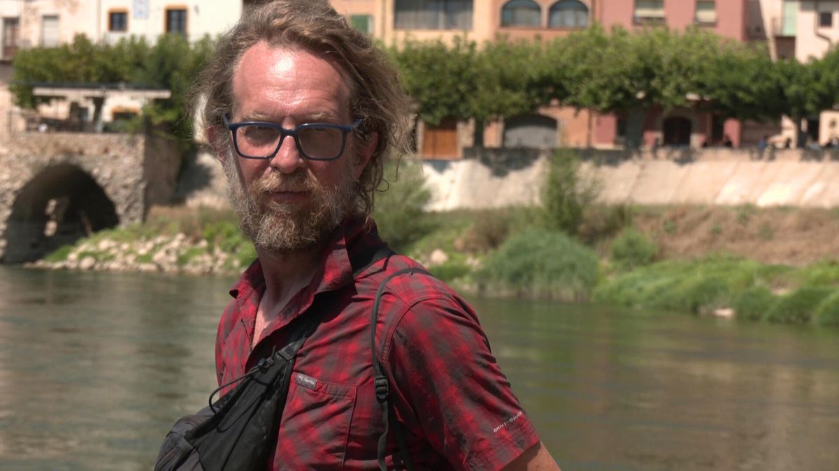 Fotograma de Canal 21 Ebre: retrat de Marco Noris vora el riu