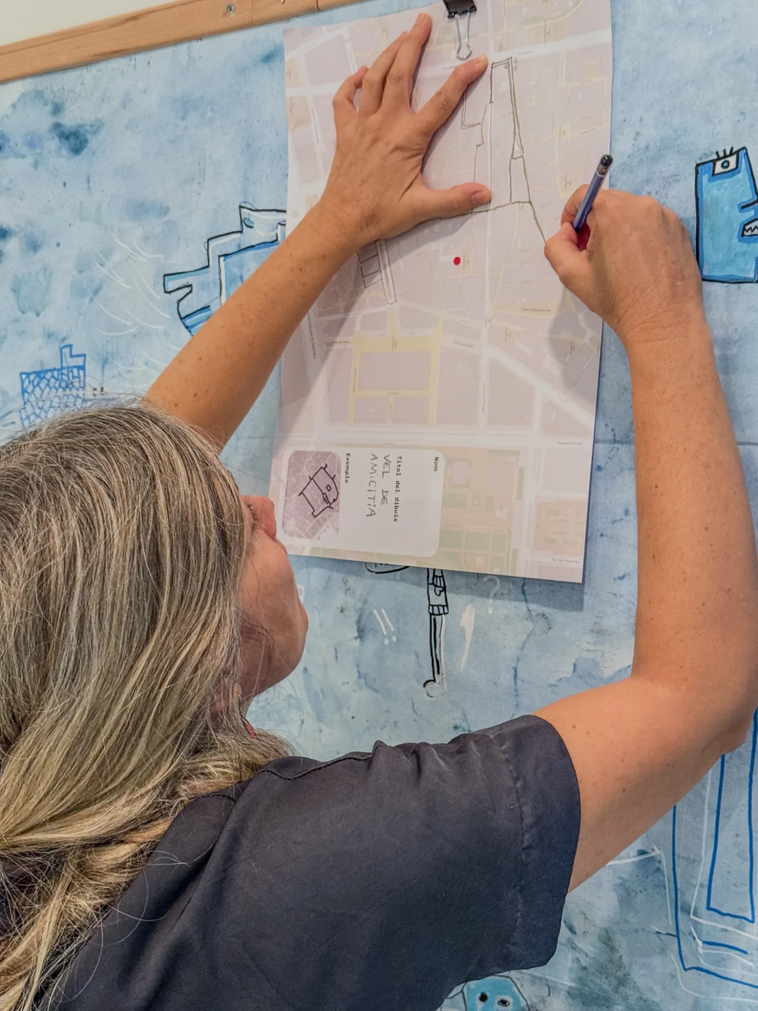 A participant drawing on a paper map. Drawing while Walking, Museu Picasso, Barcelona, 2026