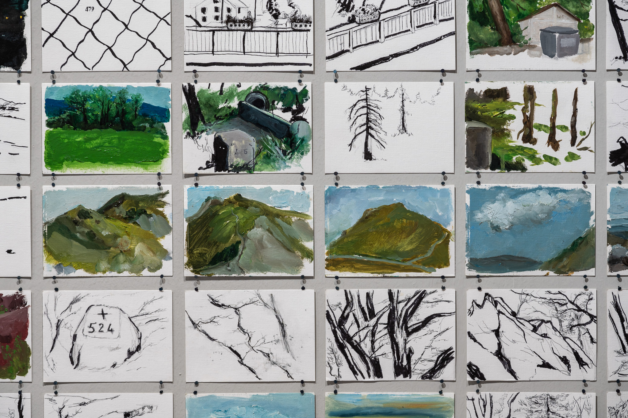 300 km, 25 dies, 198 mugues, 212 obres. Un altre fi. LA RESTA, El Born CCM, Barcelona, 2022. Vista d’instal·lació de les 198 peces corresponents a les 198 mugues oficials. Fotos: Pep Herrero