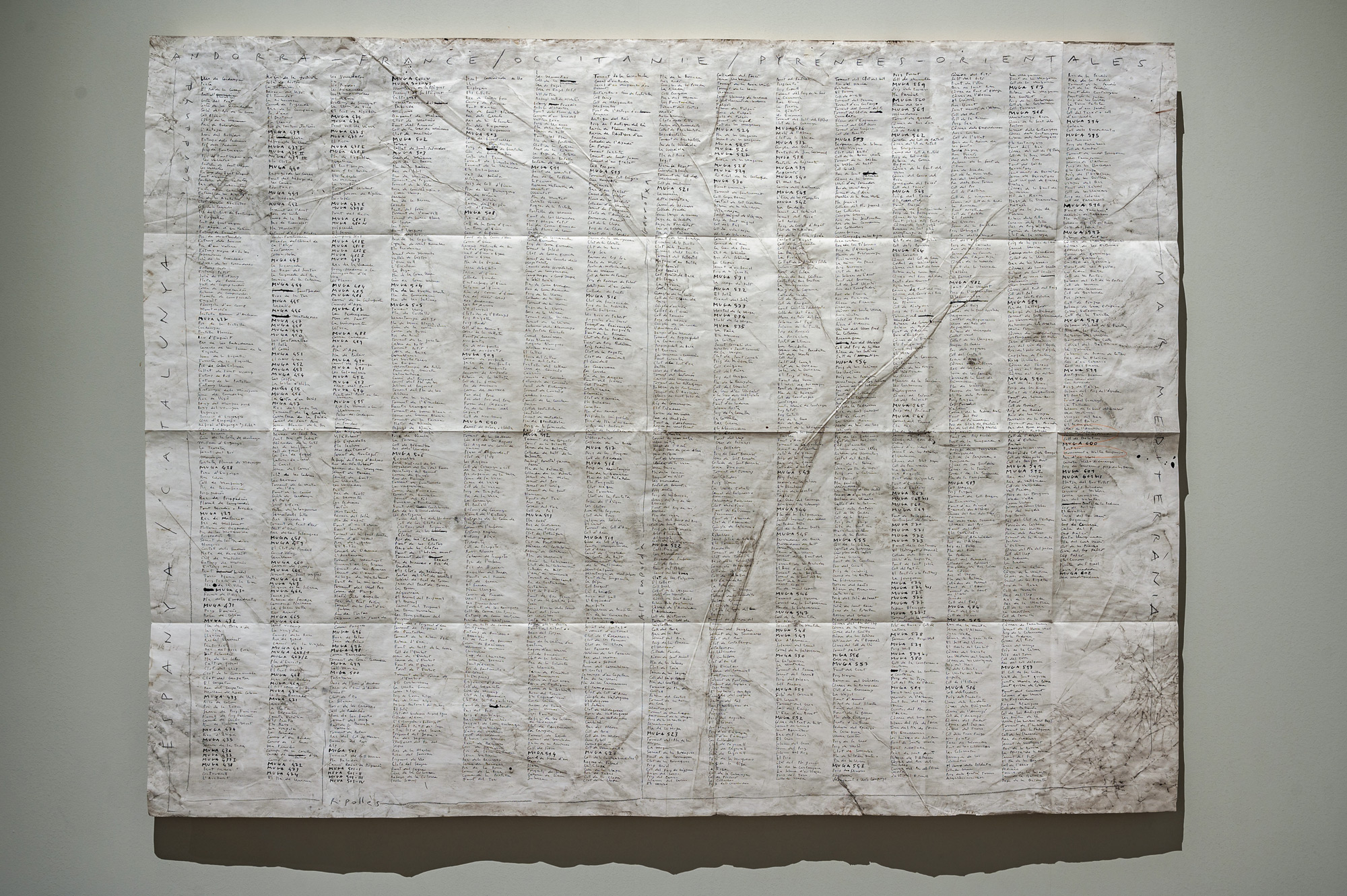 Topónimos de frontera, 150x200 cm, técnica mixta sobre papel, 2022. Instalación en la exposición "Un altre fi. La Resta", El Born CCM (Foto: Pep Herrero / El Born CCM)